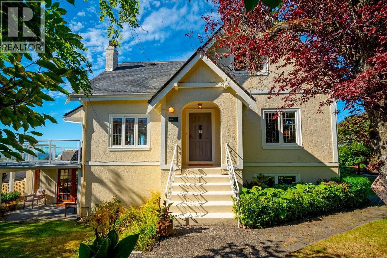 1104 Esquimalt Avenue, Ambleside, West Vancouver, BC